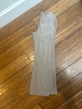 Vuori Womens Pants Mid Rise Elevation Slim Bootcut  Heathered Beige Size Small